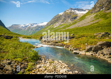 Schöne Mountain River in der Nähe der Trollstigen, Norwegen Stockfoto