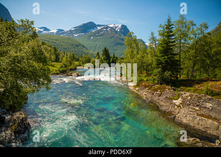 Schöne Mountain River in der Nähe der Trollstigen, Norwegen Stockfoto