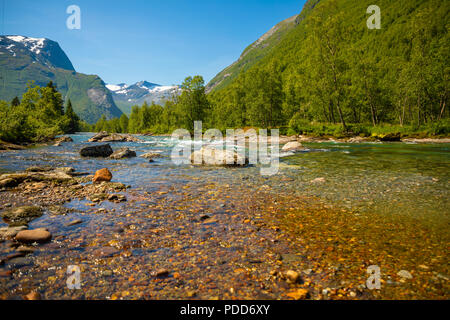 Schöne Mountain River in der Nähe der Trollstigen in Norwegen Stockfoto