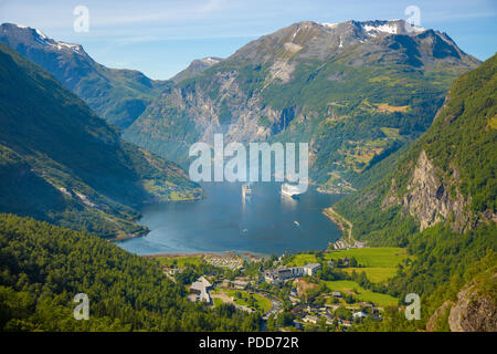 Geiranger Fjord vom Mountain Aussichtspunkt, Norwegen Stockfoto