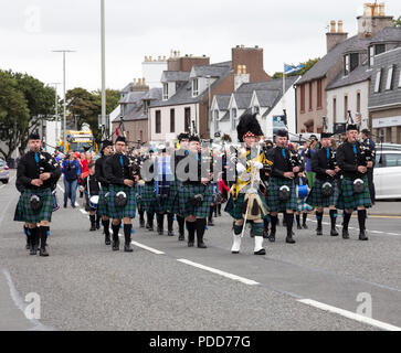 Die Lewis Pipe Band die Lewis Karneval nach Stornoway Main Street, Isle of Lewis, Western Isles, Äußere Hebriden, Schottland, Vereinigtes Königreich Stockfoto