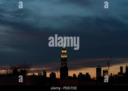 01-11-15, New York, USA. Empire State Building bei Nacht, von Greenpoint, Brooklyn fotografiert. Foto: © Simon Grosset Stockfoto