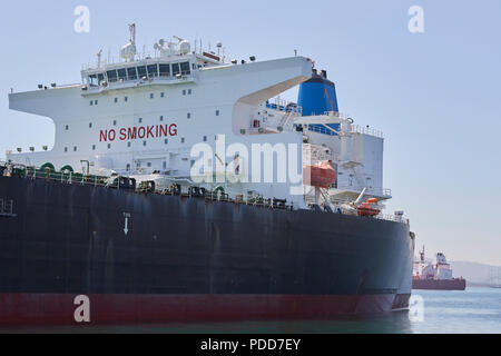 Brücke Der riesigen Supertanker (Rohöl Tanker), ALASKAN LEGENDE, vor Anker im Hafen von Long Beach, Kalifornien, USA. Stockfoto