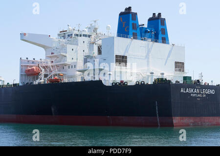 Das Heck des Riesen Supertanker (Rohöl Tanker), ALASKAN LEGENDE, vor Anker im Hafen von Long Beach, Kalifornien, USA. Stockfoto