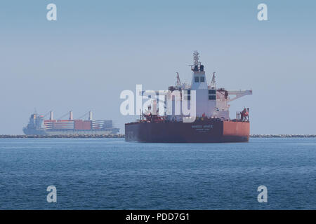 Stern Ansicht des voll beladenen Riesen Supertanker (Rohöl Tanker), nordischen Raum, vor Anker im Hafen von Long Beach, Kalifornien, USA. Stockfoto