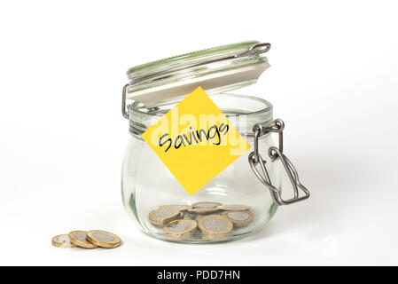 Schmiergeld: Glas Clip top Kilner storage Jar mit Britischen Pfund Münzen und stickie der Haftnotiz mit Word Einsparungen Stockfoto