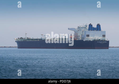 Riesige Supertanker (Rohöl Tanker), ALASKAN LEGENDE, vor Anker im Hafen von Long Beach, Kalifornien, USA. Stockfoto