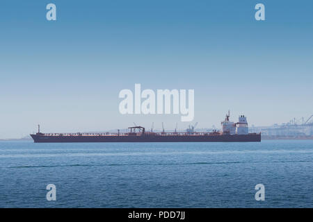 Riesige Supertanker (Rohöl Tanker), nordischen Raum, vor Anker im Hafen von Long Beach, Kalifornien, USA. Stockfoto