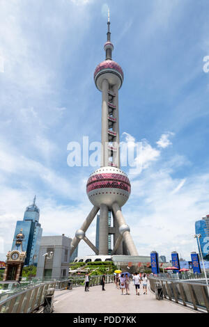 Oriental Pearl Fernsehturm in Shanghai, China, am Ufer des Huangpu. Modernes Gebäude im Stadtteil Pudong Stockfoto