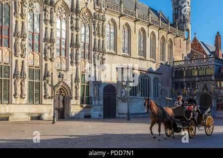 Touristen auf einer Stadtrundfahrt in einem Pferd und Trap, vorbei an den alten Gerichte, Burg, Brügge, Belgien Stockfoto