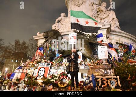 Januar 5, 2016 - Paris, Frankreich: Eine Frau würdigt in Place de la Repiublique zu Naji Al Jerf, ein syrischer Journalist in der Türkei durch die Mörder gefallen an den Islamischen Staat Organisation ermordet. Die Demonstranten hervorgehoben, während Charlie Hebdo Karikaturisten waren die ersten Journalisten im Jahr 2015 getötet, Naji Al Jerf war der letzte Journalisten im Jahr 2015 getötet (er wurde ermordet am 27. Dezember 2015). Rassemblement Place de la Republique, un ein Apres l'attaque contre Charlie Hebdo. *** Frankreich/KEINE VERKÄUFE IN DEN FRANZÖSISCHEN MEDIEN *** Stockfoto