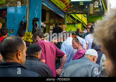 11. Mai 2018 Touristen und Einheimische die Aushandlung einer schmalen Seitenstraße der Via Dolorosa in Jerusalem, Israel. Die Straße ist mit der Ware und Ware für gefüttert Stockfoto