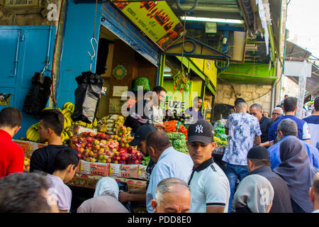 11. Mai 2018 Touristen und Einheimische die Aushandlung einer schmalen Seitenstraße der Via Dolorosa in Jerusalem, Israel. Die Straße ist mit der Ware und Ware für gefüttert Stockfoto