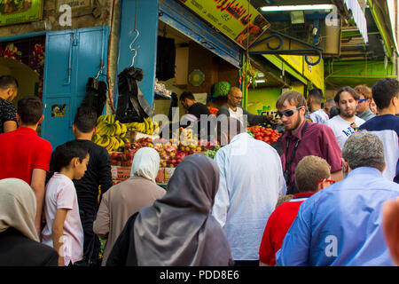 11. Mai 2018 Touristen und Einheimische die Aushandlung einer schmalen Seitenstraße der Via Dolorosa in Jerusalem, Israel. Die Straße ist mit der Ware und Ware für gefüttert Stockfoto