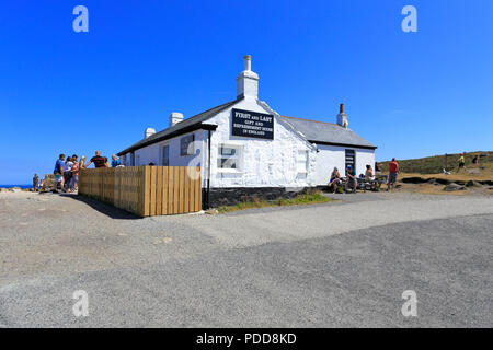 Das erste und das letzte Geschenk und Erfrischung Haus in England auf der South West Coast Path, Land's End, Sennen, Cornwall, England, Großbritannien. Stockfoto