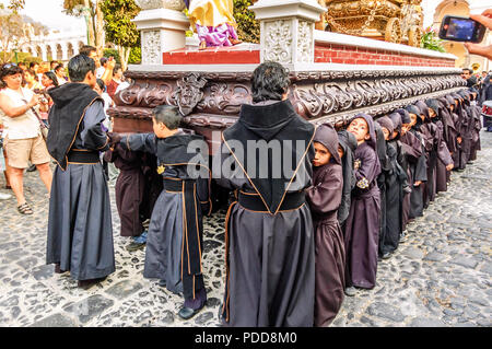 Antigua, Guatemala - April 9, 2011: Fastenzeit childrens' Prozession in der kolonialen Stadt und UNESCO-Weltkulturerbe mit berühmten Heiligen Woche feiern. Stockfoto