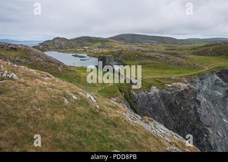 Dunlough Burg in West Cork, die erstaunliche Landschaft im Hintergrund. Stockfoto