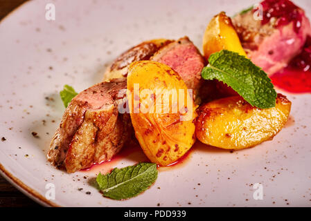 Saftiges Fleisch mit gebackenen Kartoffeln Stockfoto