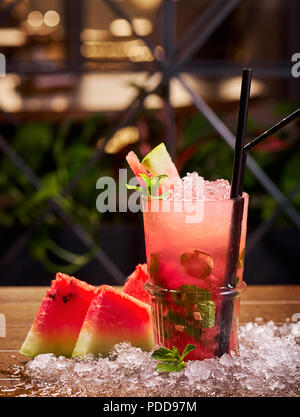 Saftige kalten Fruchtcocktail Stockfoto