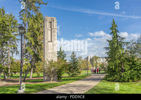 BLOOMINGTON, IN, USA - 22. OKTOBER 2017: Unbekannter Menschen auf dem zentralen Campus Gehweg auf dem Campus der Universität von Indiana. Stockfoto