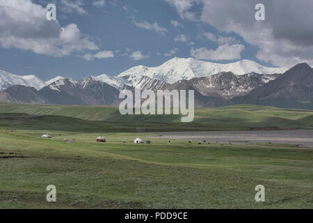 Die hohen pamir Aufstieg über nomadische Jurten entlang der Pamir Highway, Kirgisistan Stockfoto