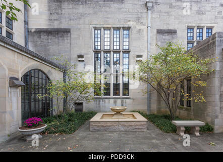 BLOOMINGTON, IN, USA - 22. OKTOBER 2017: Indiana Erinnerungsanschluß Innenhof auf dem Campus der Universität von Indiana. Stockfoto