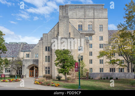 BLOOMINGTON, IN, USA - 22. OKTOBER 2017: Indiana Memorial Union auf dem Campus der Universität von Indiana. Stockfoto