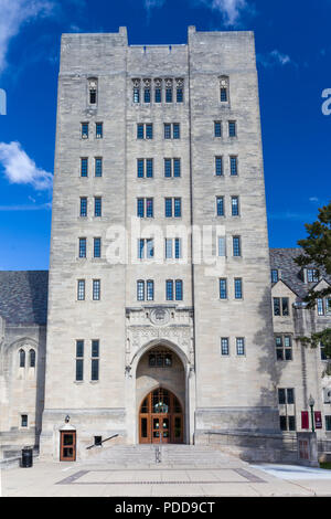 BLOOMINGTON, IN, USA - 22. OKTOBER 2017: Indiana Memorial Union auf dem Campus der Universität von Indiana. Stockfoto