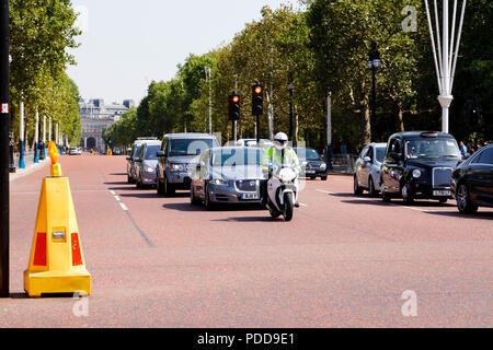 Premierminister Theresa May Konvoi mit polizeieskorte Fahren auf der Mall, Westminster, London, England. 7. August 2018 Stockfoto