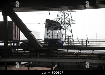 Seeverkehr Container Lkw Mercedes-Benz Actros kreuze das untere Deck der Tinsley Viadukt, Sheffield. Stockfoto