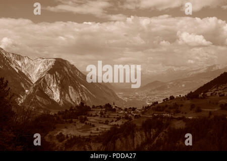 Schweiz Dorf mitten in den Schweizer Alpen im Sommer. Stockfoto