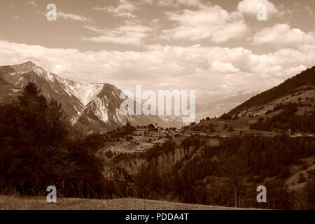 Schweiz Dorf mitten in den Schweizer Alpen im Sommer. Stockfoto