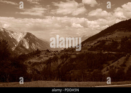 Schweiz Dorf mitten in den Schweizer Alpen im Sommer. Stockfoto