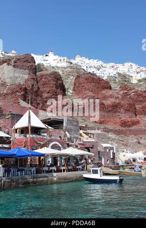 Abenteuer in den Orten auf der Insel Santorini Griechenland mit weißen Häuser und blauen Akzenten, zusammen mit der Caldera im Hintergrund. Stockfoto