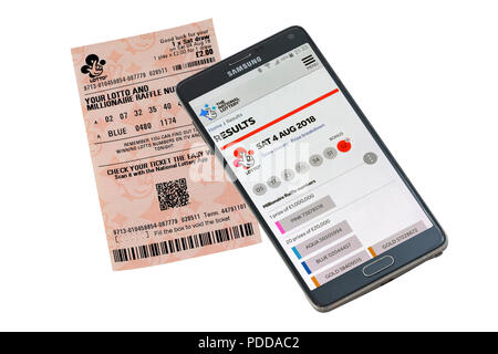 Smart Phone und Lottery Ticket isoliert auf einem weißen Hintergrund die Überprüfung von Ergebnissen Stockfoto