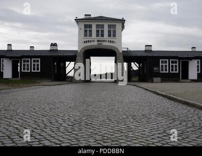 KL Gross-Rosen, Konzentrationslager Eingangstor in Rogoznica, Polen - Inschrift: Arbeit macht frei (Übersetzung: Arbeit macht frei) Stockfoto