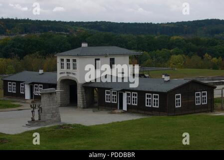 KL Gross-Rosen, Konzentrationslager Eingangstor in Rogoznica, Polen - Inschrift: Arbeit macht frei (Übersetzung: Arbeit macht frei) Stockfoto