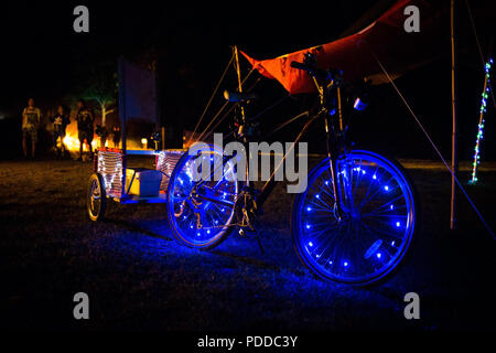 LED-Leuchten Fahrrad nachts blauen Lichtern dekoriert Stockfoto