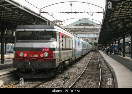 PARIS, Frankreich, 11. AUGUST 2006: Personenzug Corail intercites Fertig zum Abflug in Paris Gare de l'Est train station, vom SNCF-Unternehmen Stockfoto