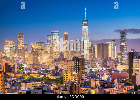 New York, New York, USA Financial District Skyline von Lower East Side in der Abenddämmerung. Stockfoto