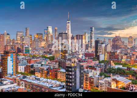 New York, New York, USA Financial District Skyline von Lower East Side in der Abenddämmerung. Stockfoto