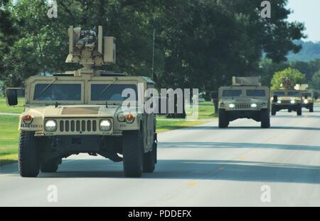 Soldaten am Fort McCoy für die Ausbildung in der 86th Division Combat Support Training Training (CSTX) 86-18-02 betreiben Humvees auf der Cantonment, Aug 3, 2018, am Fort McCoy, Wis. Die 86. der Übung hält als Teil der US-Armee der kommandierende General Combat Support Training Programm. Tausende von Service Mitglieder mit der Armee sowie andere militärische Dienstleistungen und ausländische Streitkräfte sind Teil des multinationalen Übung, einschließlich Canadian Armed forces Mitglieder. CSTX 86-18-02 ist die zweite von zwei CSTXs vom 86th Managed am Fort McCoy im Jahr 2018 stattfinden. (U.S. Armee Phot Stockfoto