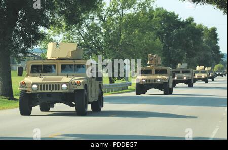 Soldaten am Fort McCoy für die Ausbildung in der 86th Division Combat Support Training Training (CSTX) 86-18-02 betreiben Humvees auf der Cantonment, Aug 3, 2018, am Fort McCoy, Wis. Die 86. der Übung hält als Teil der US-Armee der kommandierende General Combat Support Training Programm. Tausende von Service Mitglieder mit der Armee sowie andere militärische Dienstleistungen und ausländische Streitkräfte sind Teil des multinationalen Übung, einschließlich Canadian Armed forces Mitglieder. CSTX 86-18-02 ist die zweite von zwei CSTXs vom 86th Managed am Fort McCoy im Jahr 2018 stattfinden. (U.S. Armee Phot Stockfoto