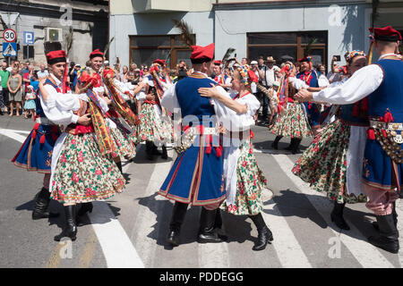 Die 55 Beskiden Highlanders "Woche der Kultur 29.07 - 06.08.2018. Eine Parade durch die Straßen von Żywiec in Polen 04.08.2018 Stockfoto