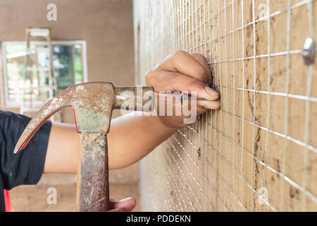 Heimwerker installation Zementboden, Arbeiten mit Hammer Stockfoto