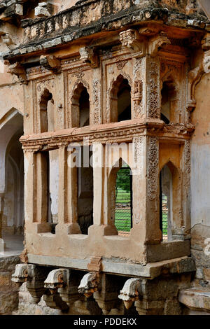 Wunderschön geschnitzte Innenansicht des Queen es Bad, Hampi, Karnataka, Indien Stockfoto