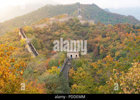 China die Große Mauer Fernsicht komprimierte Türme und wandsegmente Herbst in den Bergen in der Nähe von Beijing alte chinesische Festung militärischen l Stockfoto