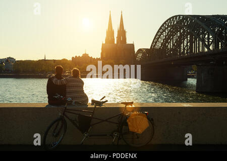 Junge romantische Paare ihren Urlaub in Köln, Deutschland. Reisen, Urlaub und romantische Konzept. Stockfoto