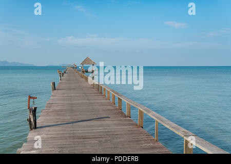 Hölzerne Seebrücke mit Boot in Phuket, Thailand. Sommer, Reisen, Ferien und Urlaub. Stockfoto