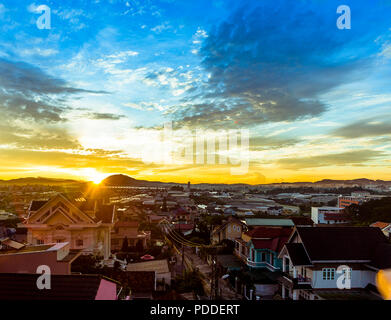 Sonnenaufgang über Dalat Blick auf Berggipfel und weißen highlghts auf Häuser wachsen. Big Blue Sky Stockfoto